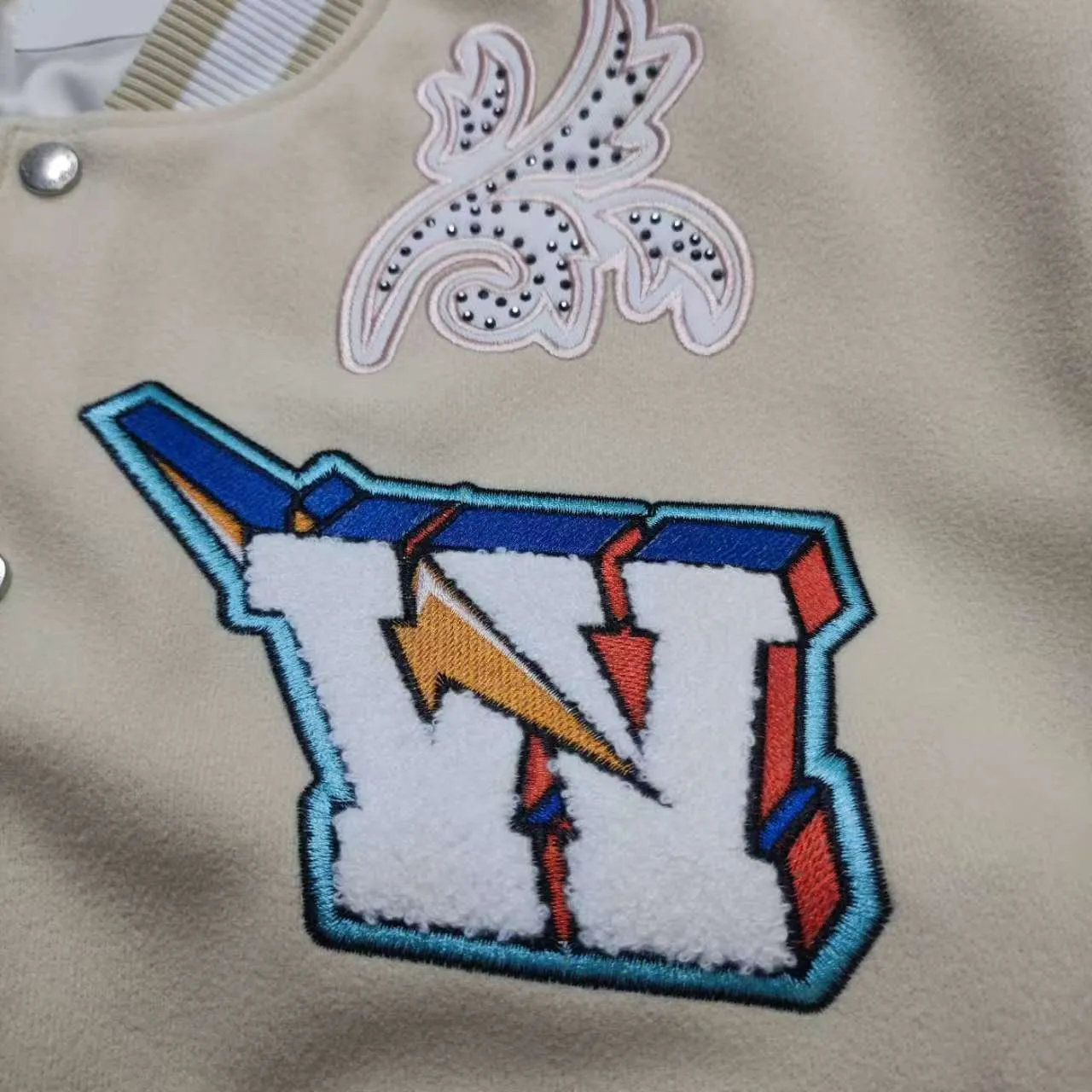 Top tested version off white heavy industry embroidery patchwork leather high temperature hot crystal diamond baseball uniform male and female couple star same style (⚠ original button mold customization, patch embroidery color matching) original packaging original label 🔍 full set of accessories customized packaging elevators are purchased from the original factory all series of hardware mold customization one-to-one restoration of fabric color components The fabric is made of 65% wool, 15% natural silk, 10% spandex and 10% velvet, mixed and custom-woven. The total weight is more than 900 grams! And the most important thing is its color fastness, it will never fade! -The embroidery uses an imported towel embroidery machine. Each pattern is first embroidered on the fabric, and then engraved with an infrared laser, and then fixed with a sewing machine. The whole garment is labeled in many places, one is flat embroidered, and the large pattern on the back is directly embroidered on it. This dress has 4 different embroidery techniques⚠ -The sleeves are all made of two-layer pebbled fabric, which is processed, shaped, colored, washed, and the texture retains the original grain structure! Thick, plump and round! -The processing technology is extremely complex, the pieces are neatly spliced ​​and aligned, and the entire garment has precise wiring density. Gender-neutral style. Loose version. Self-conscious quality control. Details determine success or failure. Size: S M L XL P: 680